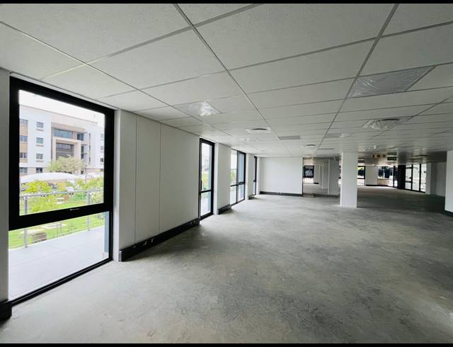 349M² OFFICE TO LET IN VORNA VALLEY
